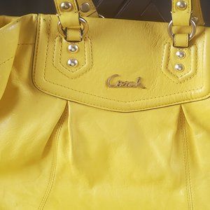 AUTHENIC YELLOW LEATHER COACH PURSE